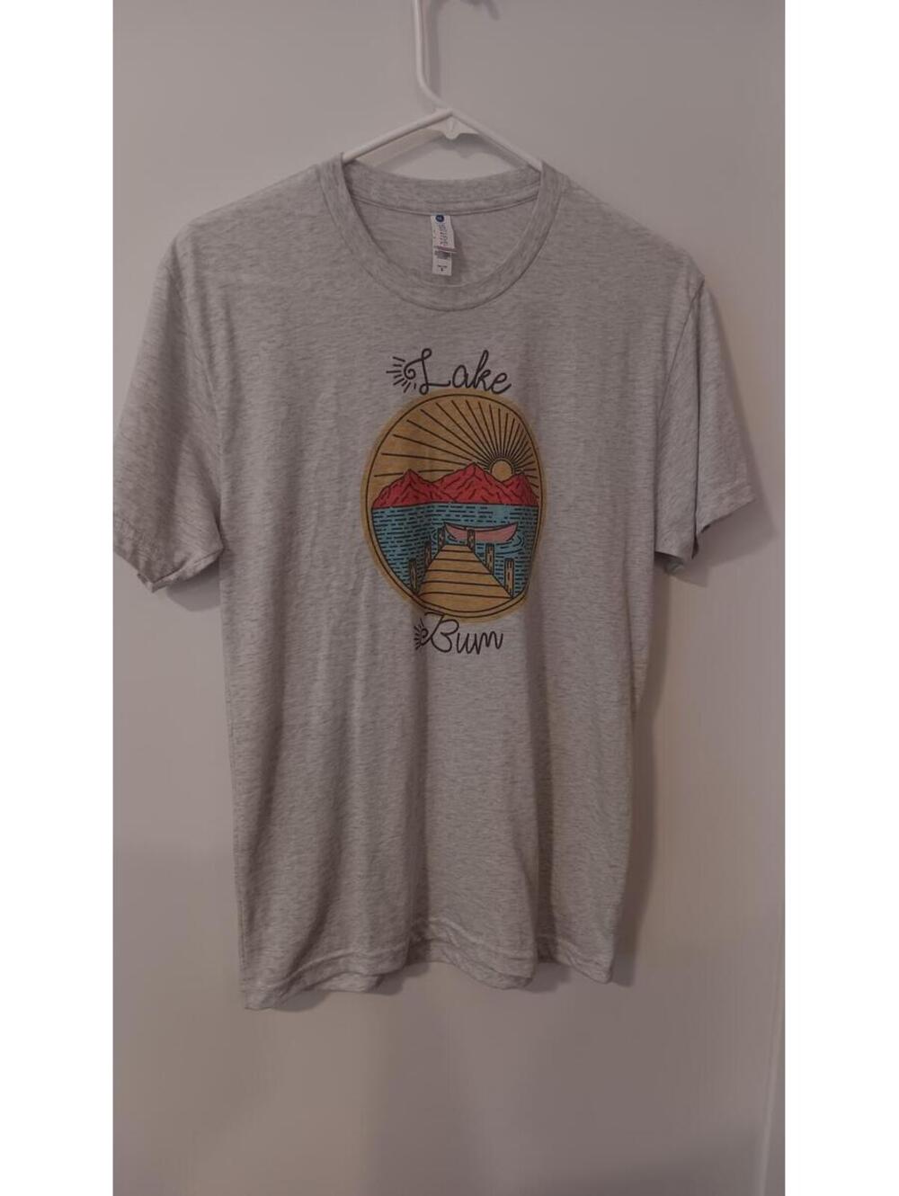 Gray Lake Bum Graphic T-Shirt Size Small